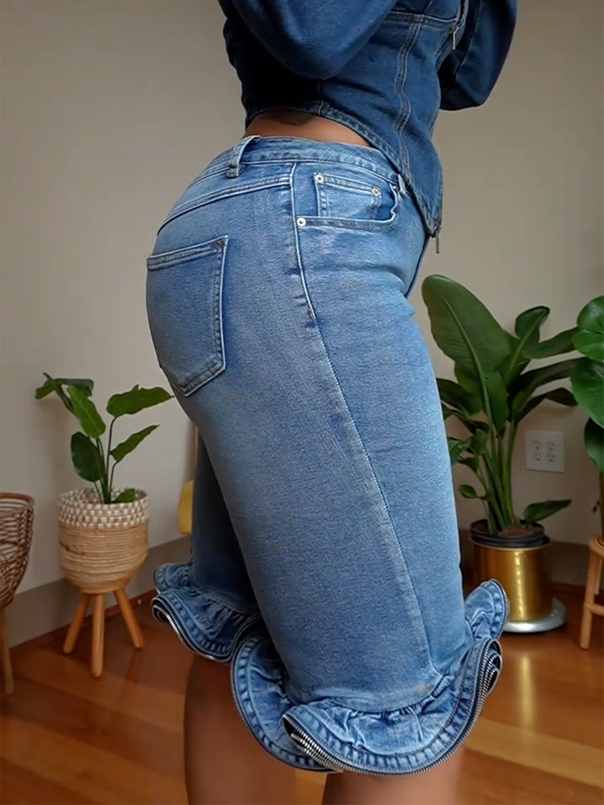 Wave Ruffle Hem Slim Denim Shorts(Please order one size larger)
